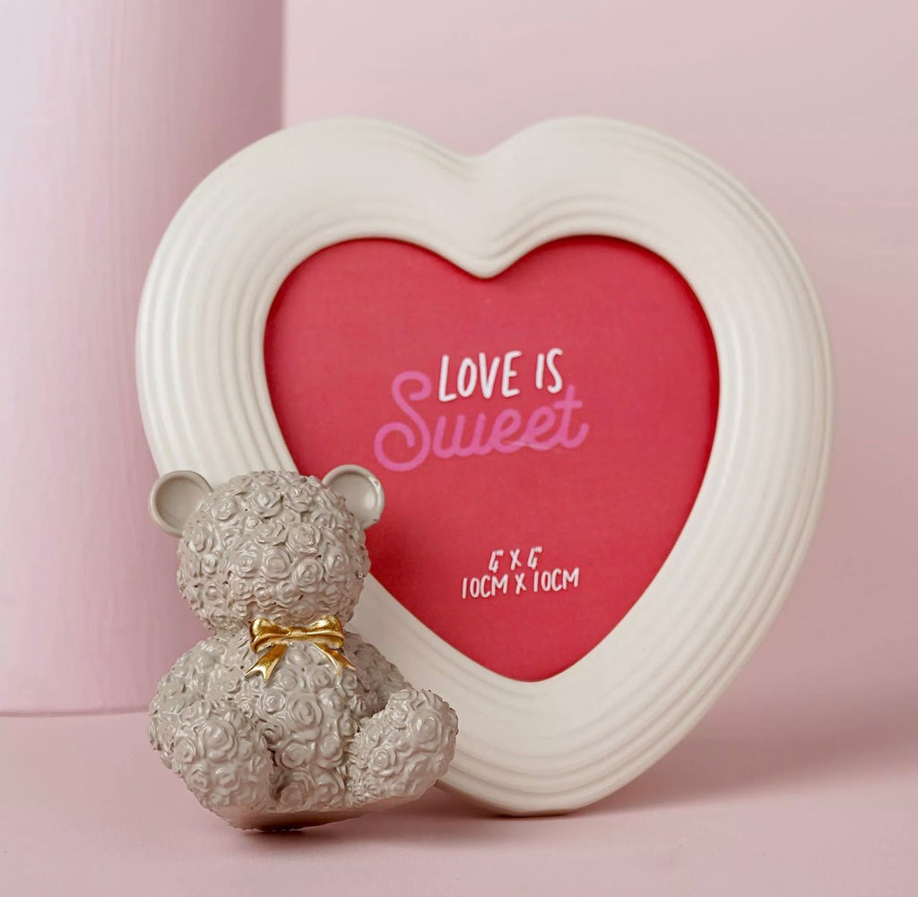 “Love Is Sweet hartvormige fotolijst met grijze beer – romantisch en tijdloos cadeau”