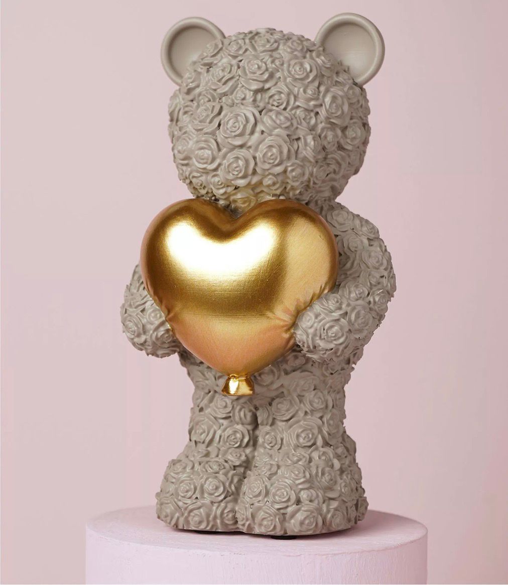 “Grijze teddybeer met glanzend gouden hart uit de Love Is Sweet collectie – romantisch cadeau met liefdevolle uitstraling”