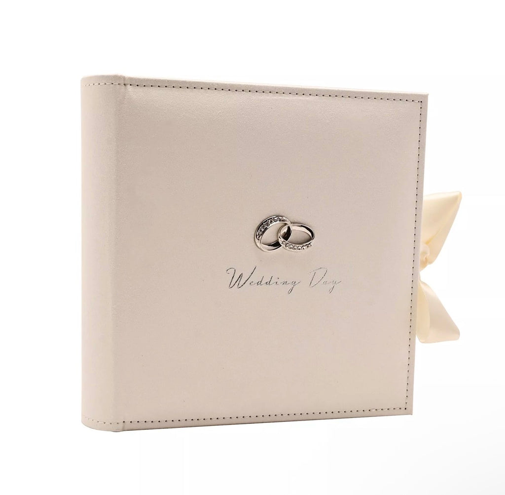 AMORE BY JULIANA® trouwdag fotoalbum in imitatie-suède met zilverkleurige ‘Wedding Day’ embossing en kristalaccenten – ruimte voor 100 foto’s