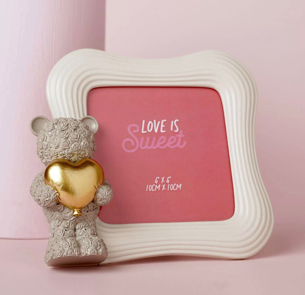 “Love Is Sweet vierkante fotolijst 10x10 cm met grijze beer en gouden hart – romantisch en stijlvol cadeau”