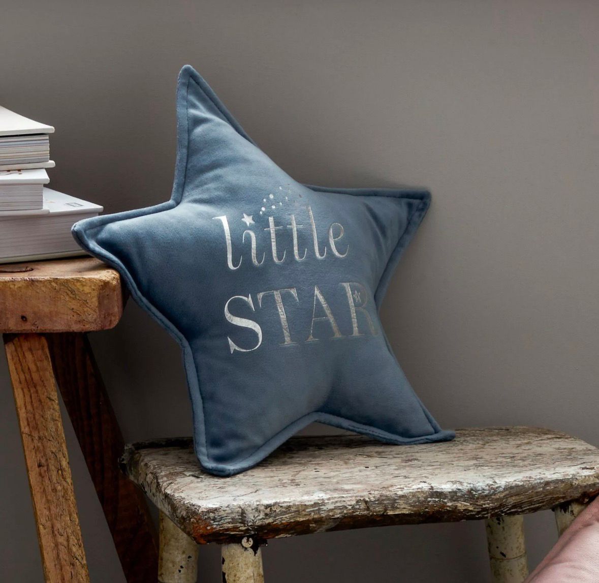 “Fluweelzacht blauw kinderkussen in stervorm met zilveren ‘Little Star’ letters – stijlvol en comfortabel”