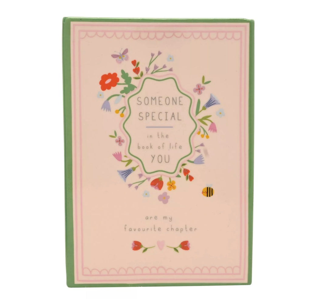 Boekvormige keramische vaas ‘Someone Special’ uit de Love Life-collectie, speels en stijlvol, ideaal als cadeau of interieurdecoratie