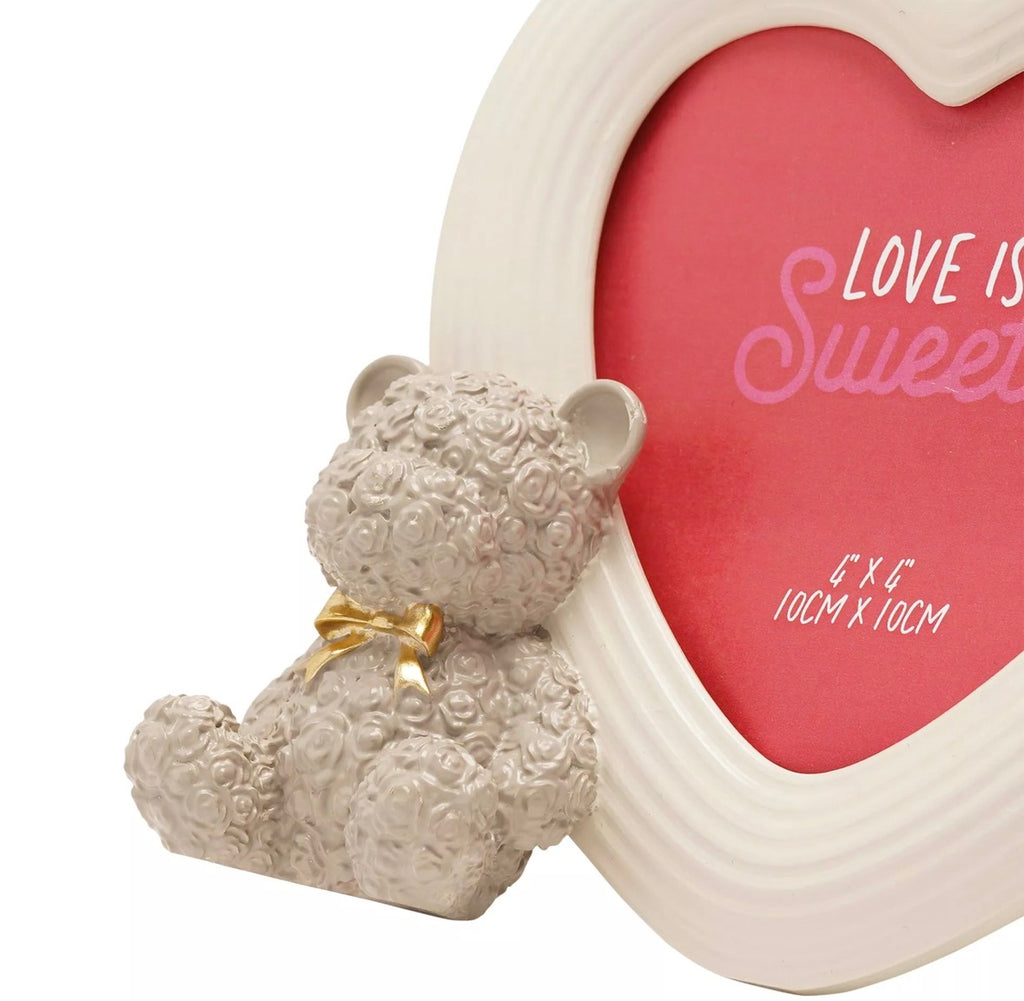 “Love Is Sweet fotolijst 10x10 cm met grijze beer – elegant en betekenisvol cadeau voor haar of hem”