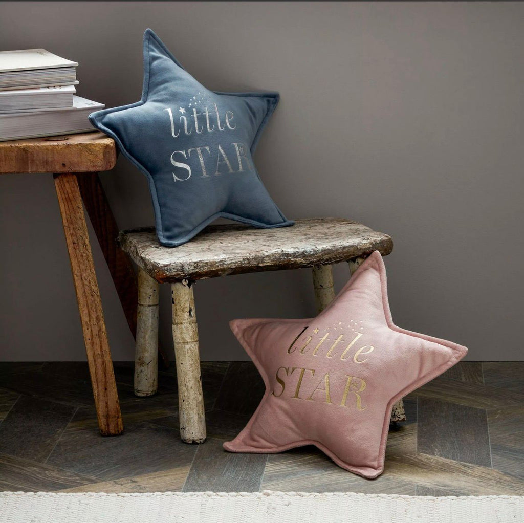 “Roze stervormig kussen van fluweel met gouden ‘Little Star’ tekst – luxe decoratie voor baby- en kinderkamer”
