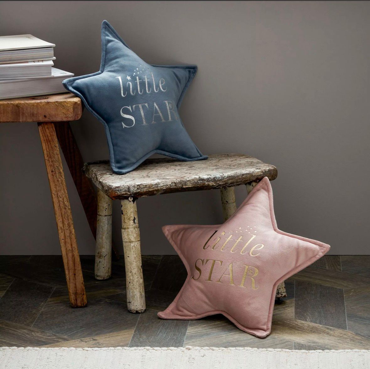 “Roze stervormig kussen van fluweel met gouden ‘Little Star’ tekst – luxe decoratie voor baby- en kinderkamer”