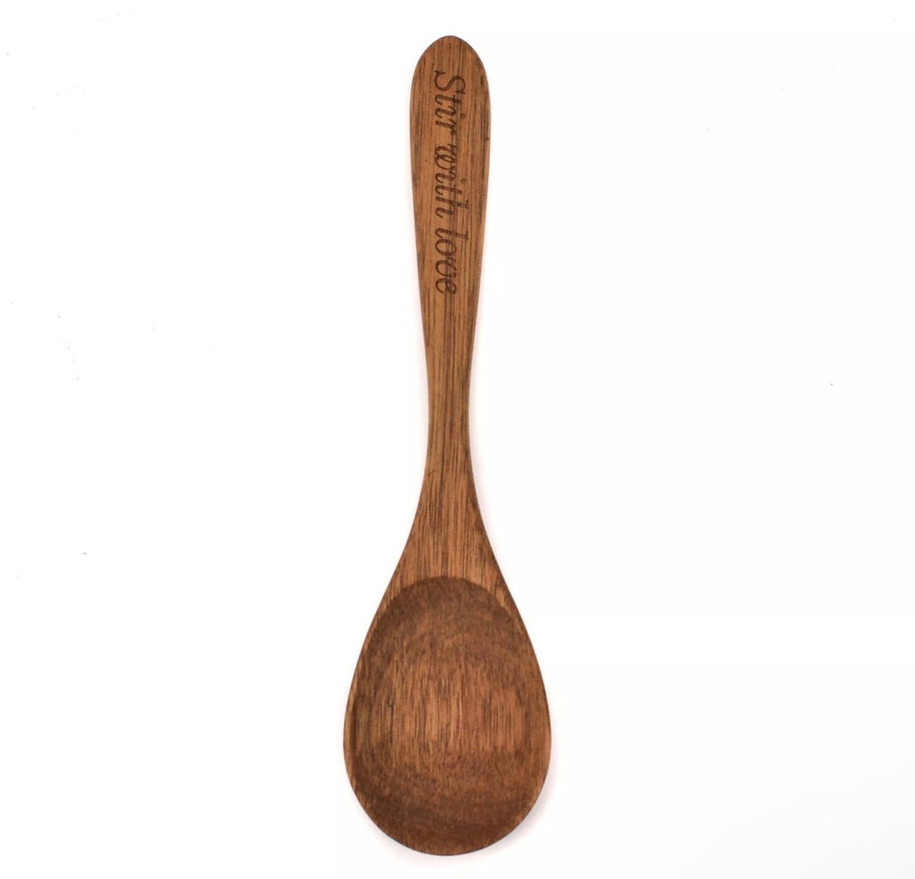 Houten serveerset voor borrels en tapas met romantische details – kaasplank, kaasmessen, onderzetters en houten lepel voor koppels