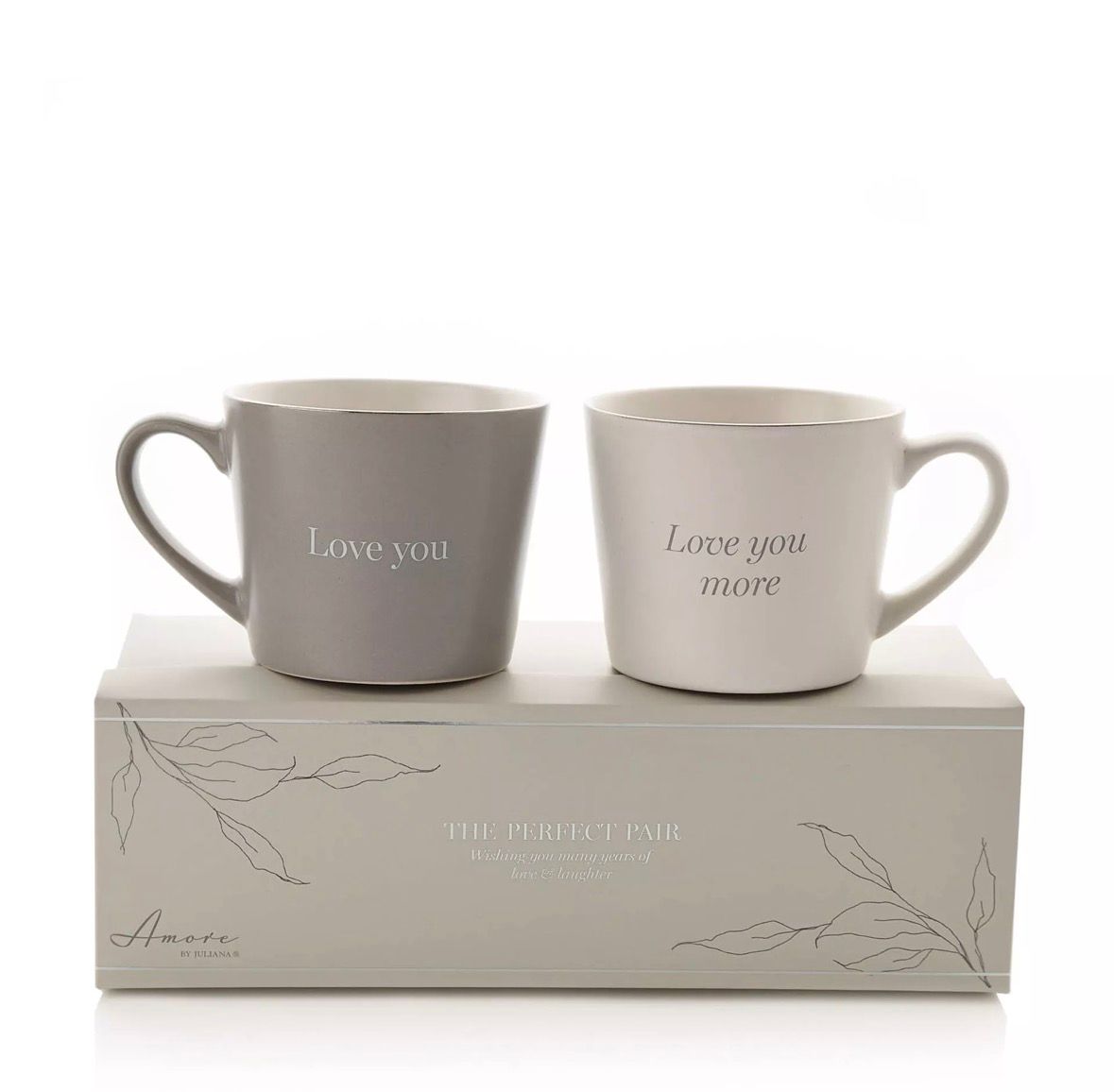 “Romantische grijs-witte koffiemokken voor koppels met ‘Love You’ & ‘Love You More’ opdruk – perfect huwelijkscadeau”