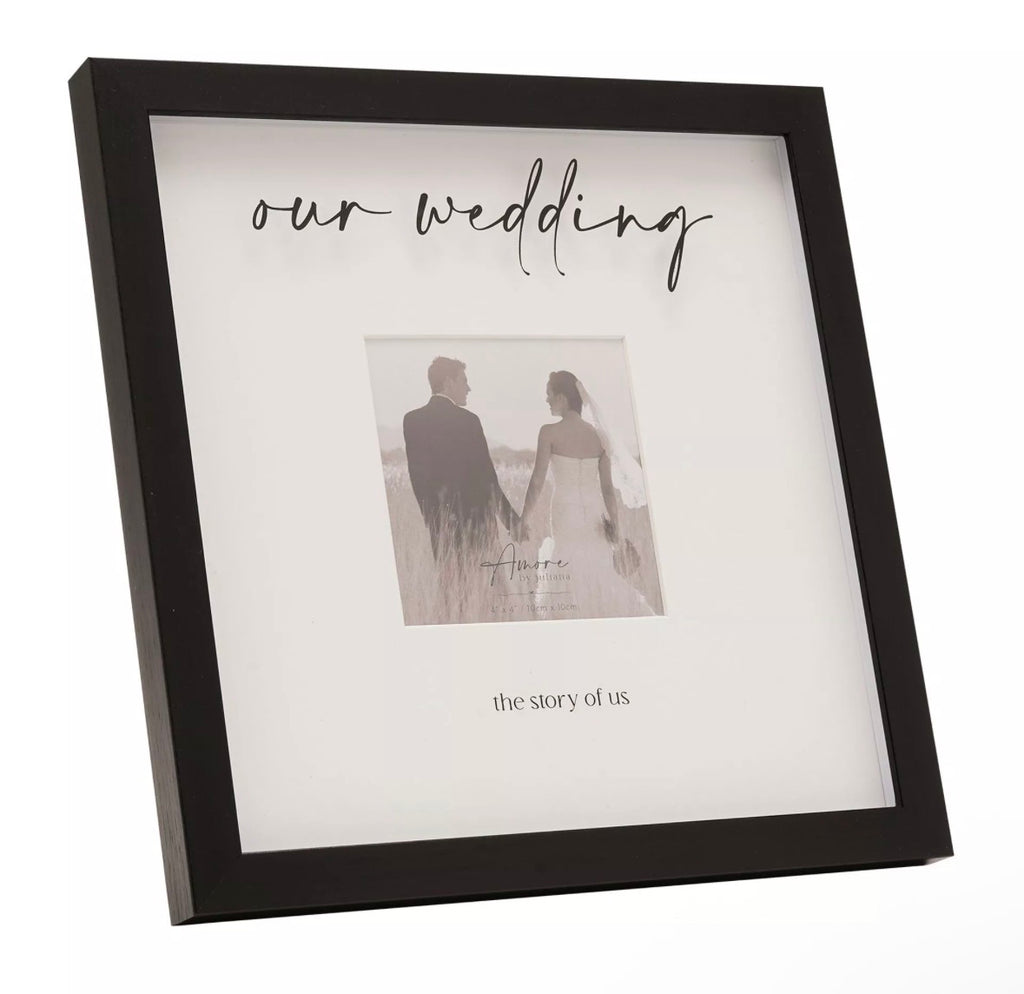 Stijlvolle zwarte fotolijst met brede rand en romantische ‘Our Wedding’-tekst – perfect voor trouwfoto’s