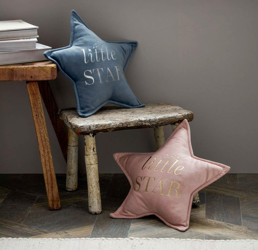 “Blauw stervormig fluwelen kussen met zilverkleurige ‘Little Star’ tekst – luxe decoratie voor baby- en kinderkamer”