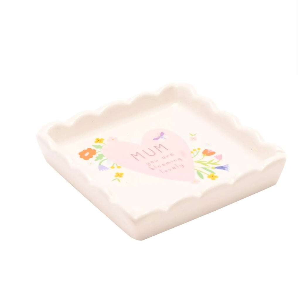 Decoratief Love Life Mum sieradenbakje met geschulpte randen en kleurrijke patronen, praktisch en stijlvol accessoire voor nachtkastje of bureau.