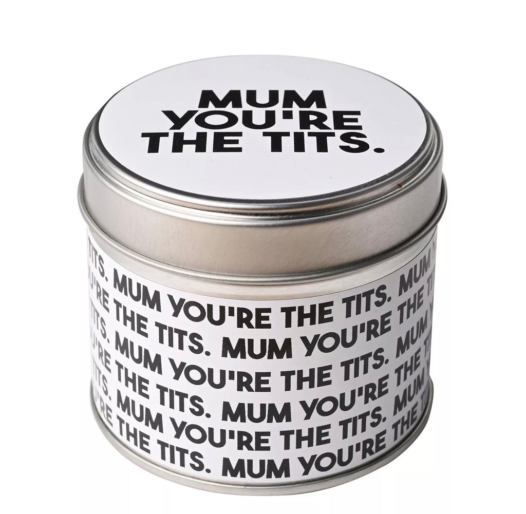 Kaars in blik 250 ml met tekst ‘Mum You're the Tits’, zwart design, lange brandduur, perfect als origineel cadeau of voor interieurdecoratie
