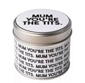 Kaars in blik 250 ml met tekst ‘Mum You're the Tits’, zwart design, lange brandduur, perfect als origineel cadeau of voor interieurdecoratie