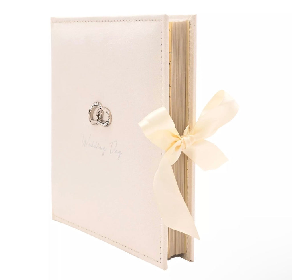 Luxe fotoalbum voor bruiloft met elegante satijnen sluiting, in elkaar grijpende ringen en foliedetails – perfect huwelijkscadeau