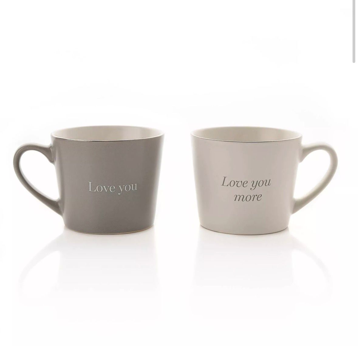 “Cadeauset mokken voor pasgetrouwden in wit en grijs met zilveren rand en liefdevolle teksten ‘Love You More’”