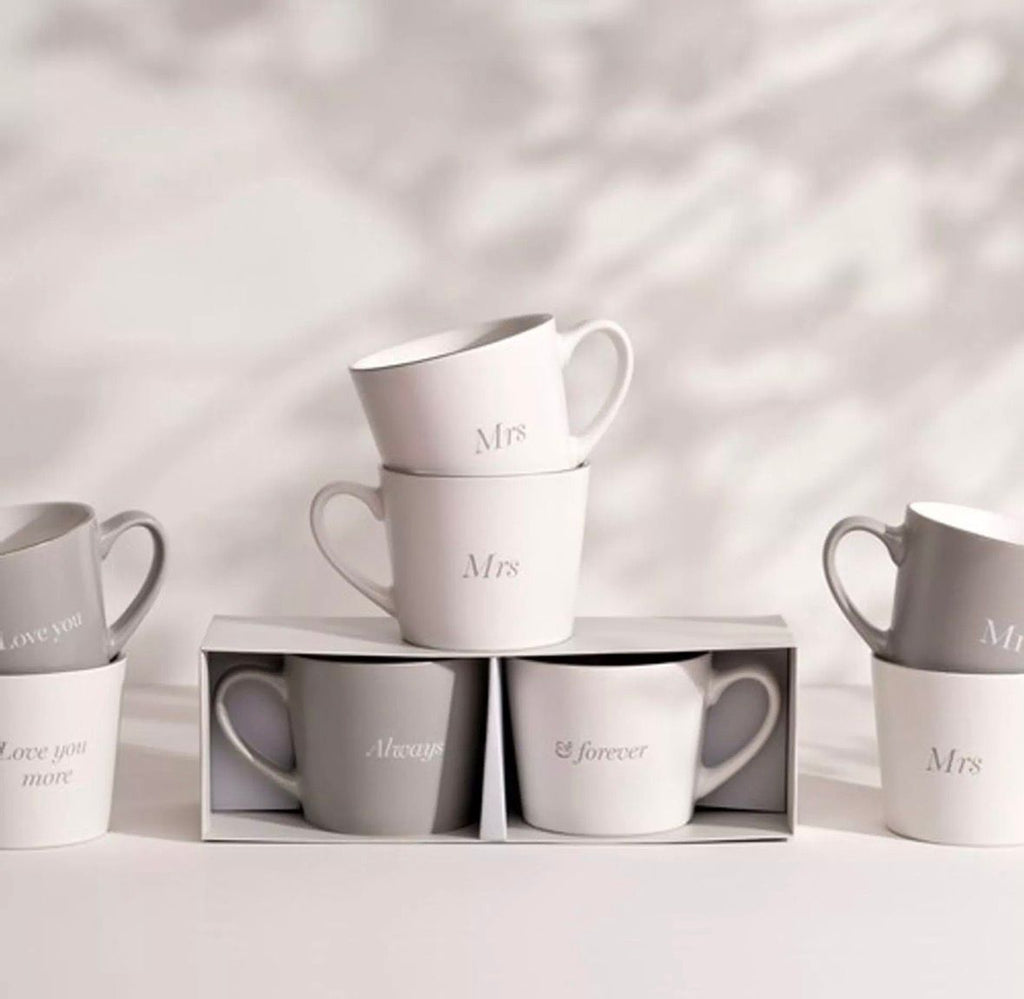 “Set van 2 grijs-witte mokken met ‘Love You’ en ‘Love You More’ – stijlvol cadeau voor pasgetrouwden met zilveren rand”