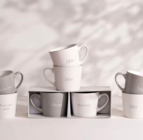 “Set van 2 grijs-witte mokken met ‘Love You’ en ‘Love You More’ – stijlvol cadeau voor pasgetrouwden met zilveren rand”