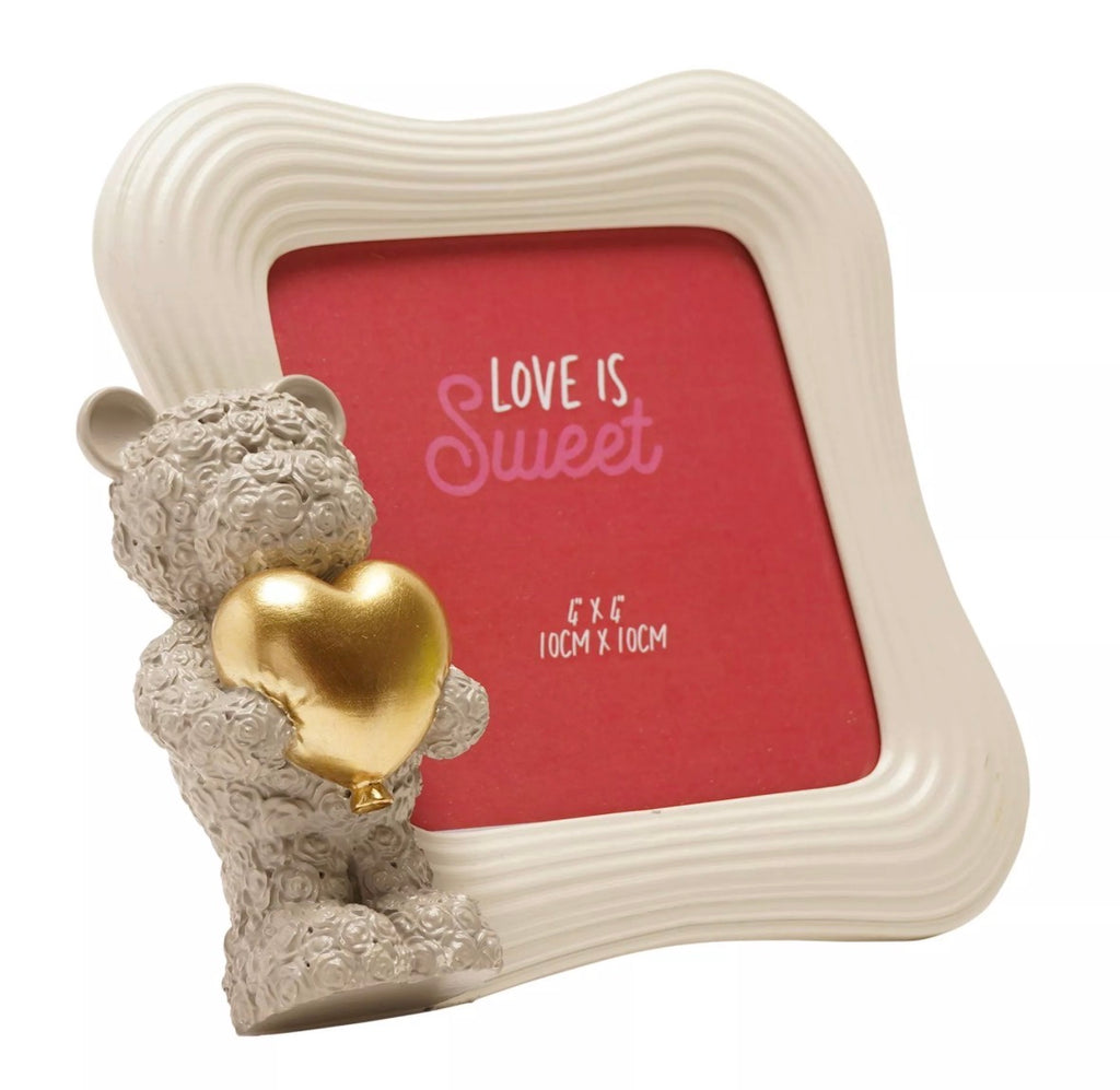 “Vierkante Love Is Sweet fotolijst met glanzend gouden hart – perfect voor speciale herinneringen”