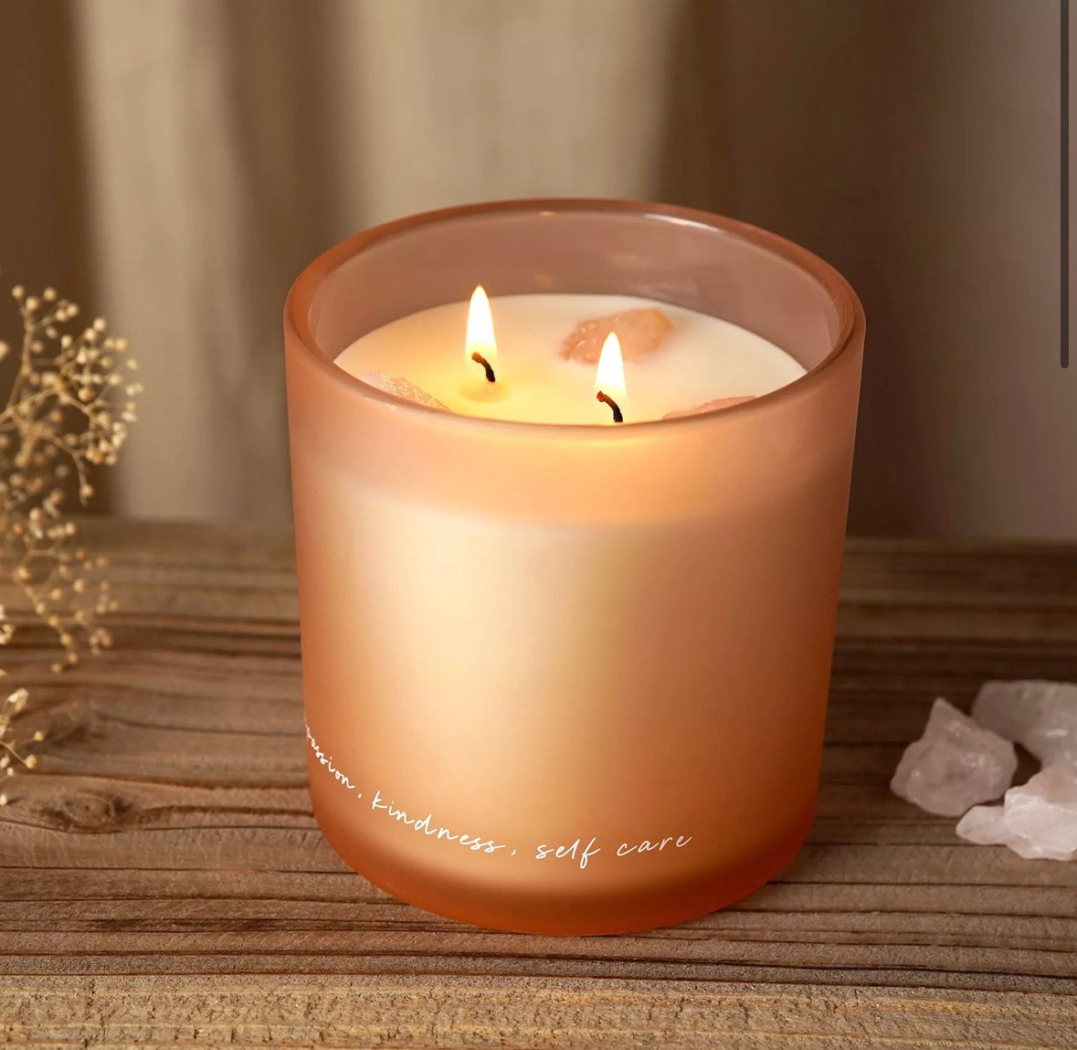 Premium kaars met echte rozenkwarts kristallen in elegant glazen houdertje – perfect cadeau