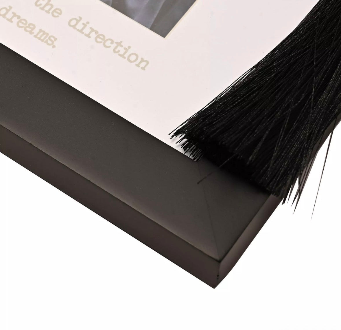 Vrijstaande 4"x6" fotolijst met mat zwart design en decoratieve kwastjes – ideaal afstudeercadeau