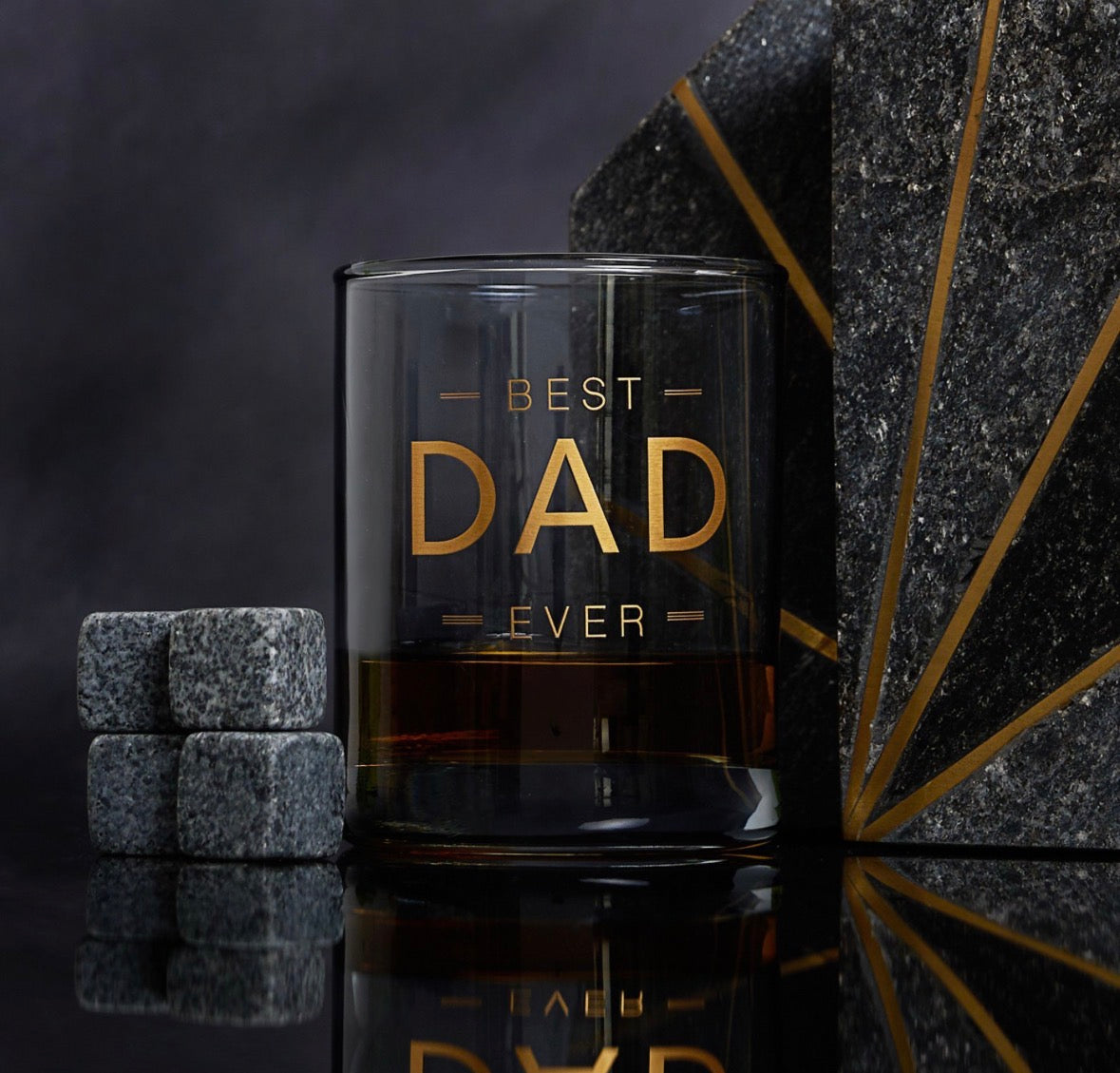 Orion ‘Dad’ whiskyglas met gouden opdruk ‘Best Dad Ever’ en blauwe tint – inclusief vier ijsstenen, ideaal Vaderdag cadeau