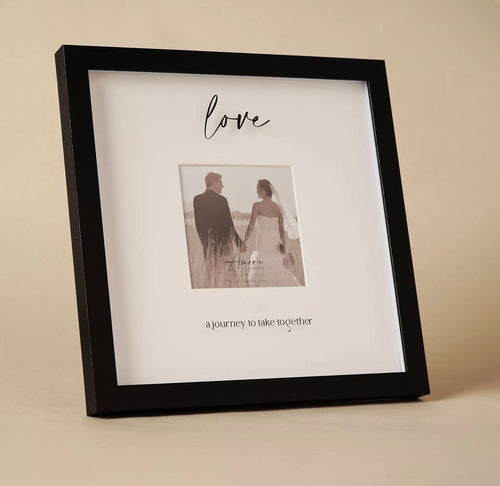Amore Black Wide Fotolijst 4"x4" met romantische ‘Love’-inscriptie – elegant cadeau voor bruiloft of jubileum