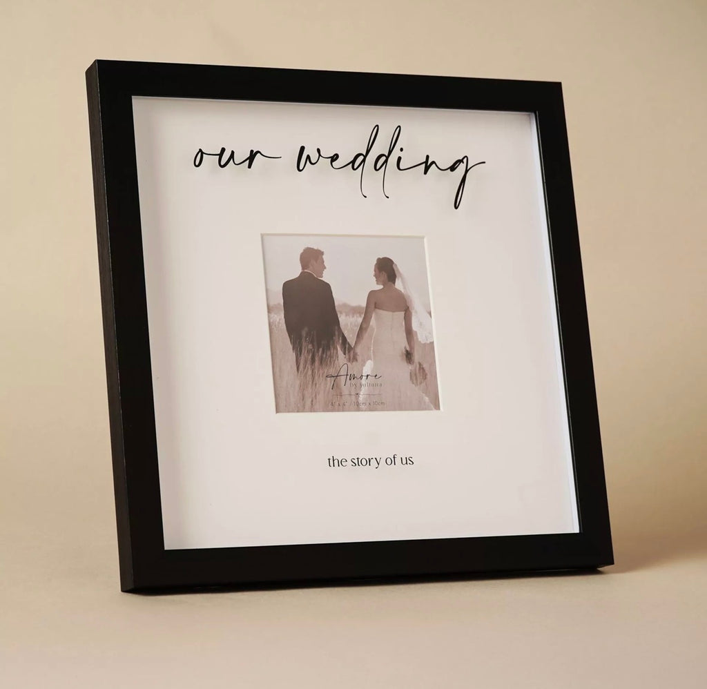 Amore Black Wide Fotolijst 4"x4" met ‘Our Wedding’-inscriptie – elegant huwelijkscadeau