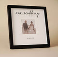 Amore Black Wide Fotolijst 4"x4" met ‘Our Wedding’-inscriptie – elegant huwelijkscadeau
