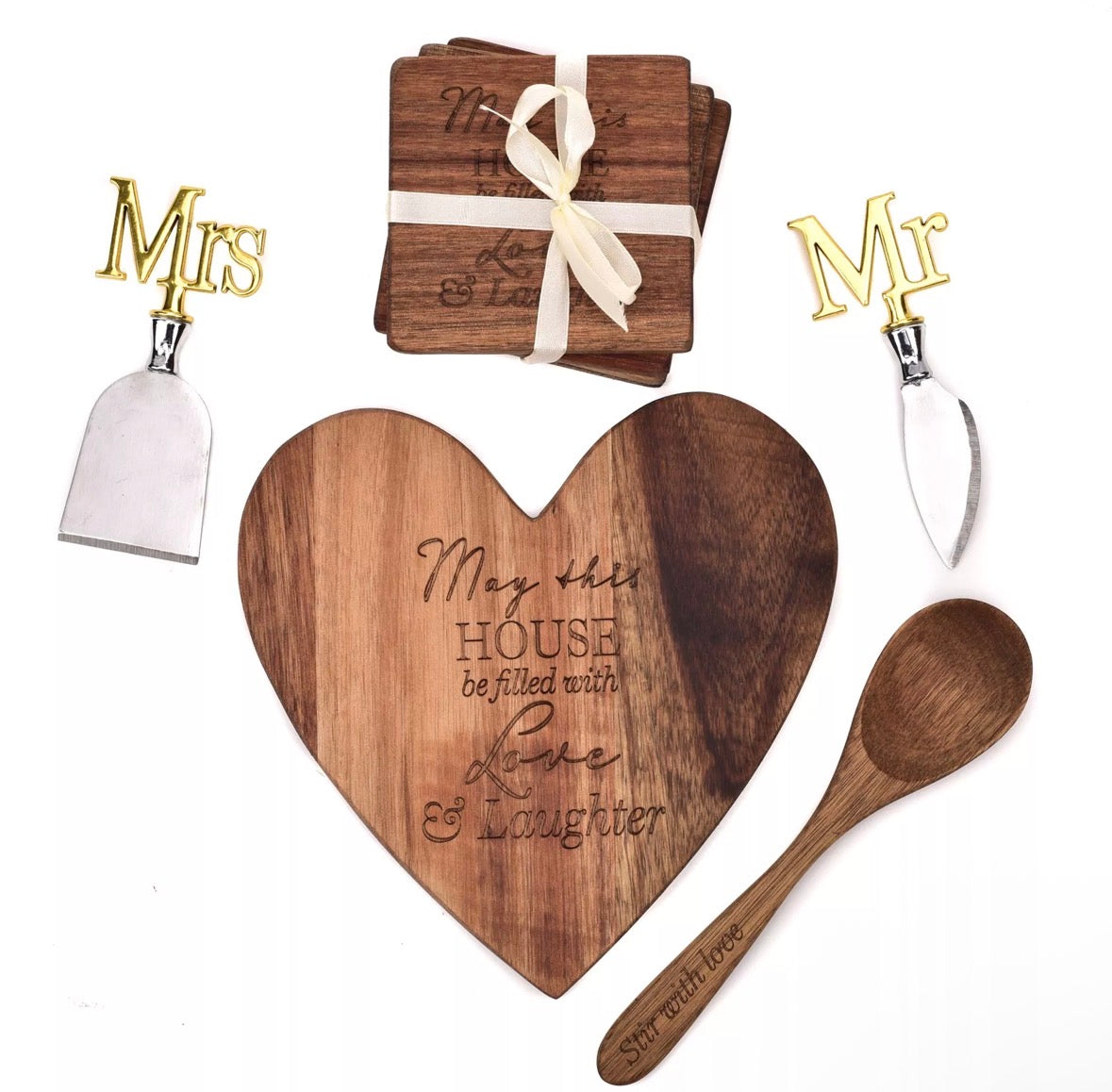 Complete borrel- en serveerset met hartvormige houten kaasplank, houten onderzetters en metalen kaasmessen ‘Mr & Mrs’ – perfect huwelijkscadeau