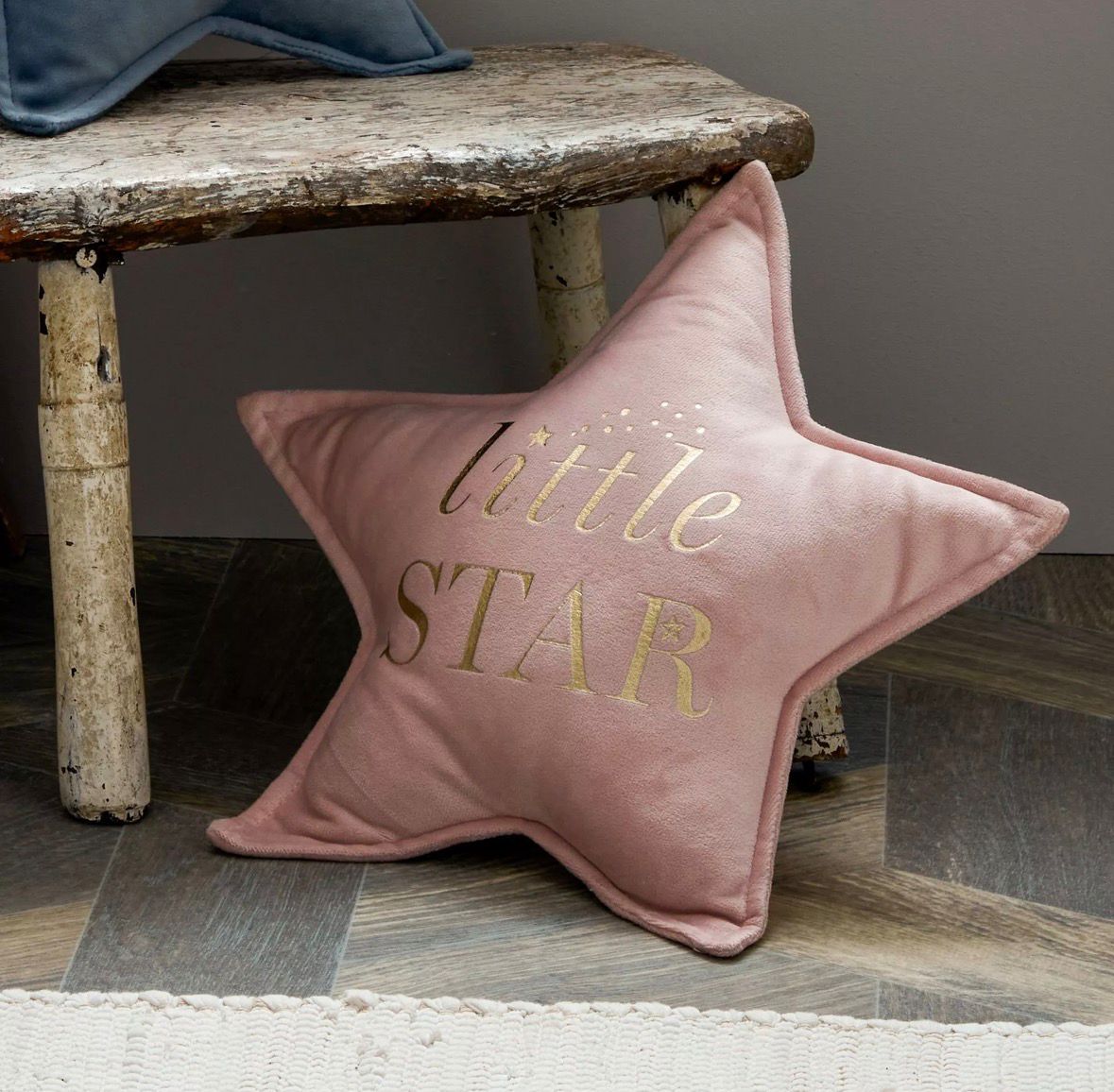 “Fluweelzacht roze kinder­kussen in stervorm met goudfolie ‘Little Star’ – comfortabel en stijlvol babykamer accessoire”